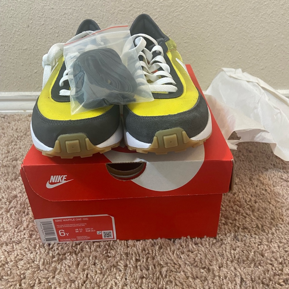 DS Size 6 Nike Waffle One Yellow Strike